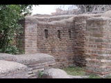 03045 ostia - castrum - decumanus maximus - caseggiato del portico delle mura del castrum (i,i,4) - laden - westlicher laden an der decumanus maximus - 09-2022.jpg